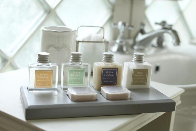 Amenities de baño del Quinta Miraflores Boutique Hotel con gel, champú, acondicionador y loción corporal