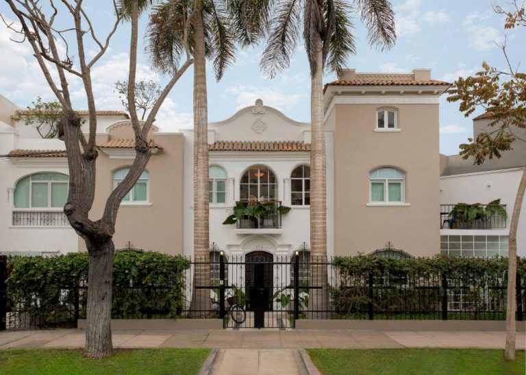 Fachada exterior del hotel Fausto by Andean con arquitectura colonial, palmeras y jardín