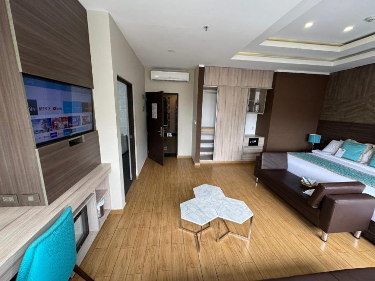 Habitación deluxe con Smart TV, cama doble y suelo de madera en Hotel Diamond Lima