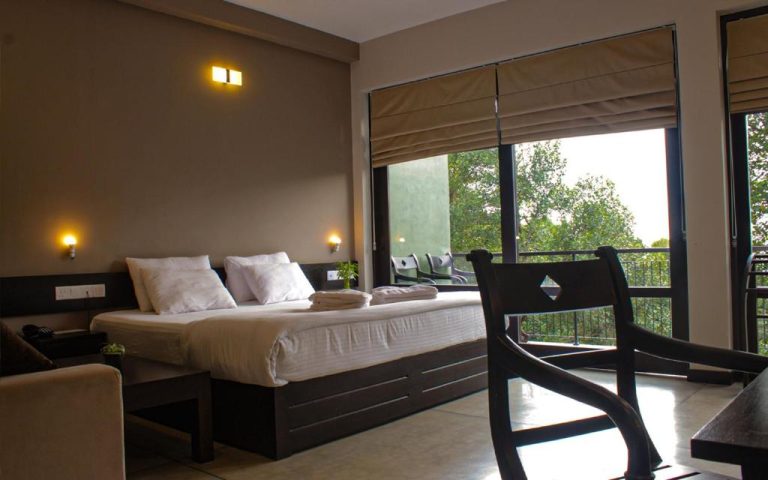 Habitación doble con balcón y vistas a la naturaleza en AHAS GAWWA Eco Lodge