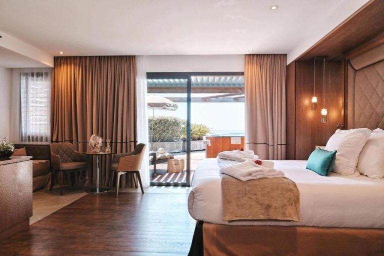 Suite de lujo con terraza privada y vistas al mar en Hôtel Le Week End