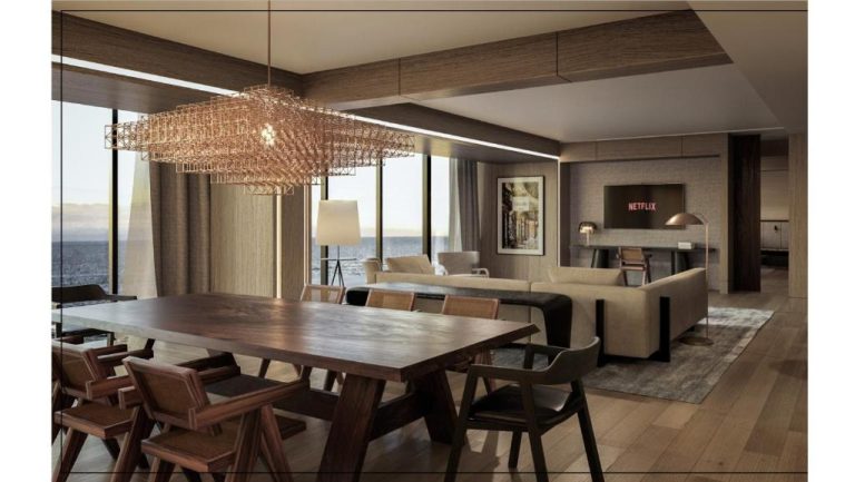 Lujoso salón comedor con vista al mar y televisor Netflix en InterContinental Real Lima Miraflores