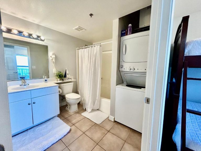 Baño completo con lavadora y secadora integradas en condo frente al mar de Panama City Beach