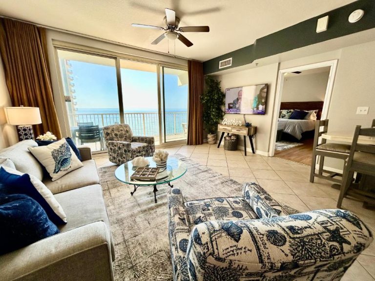 Sala de estar con vistas al mar en condo frente a la playa en Panama City Beach, decoración náutica