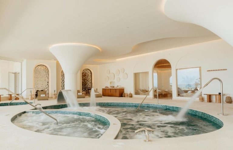 Spa interior con jacuzzi y fuentes de agua del hotel JOIA Aruba by Iberostar en Aruba