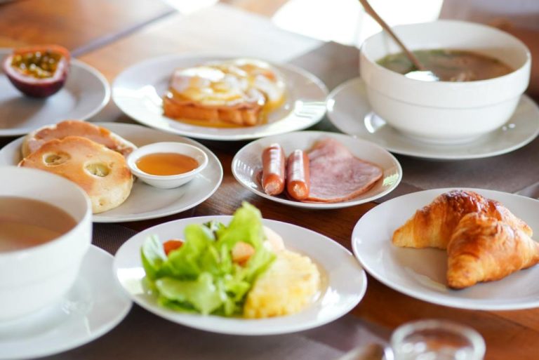 Desayuno buffet del Hotel Cascade Tara con croissants, embutidos, ensalada, sopa y bollería variada