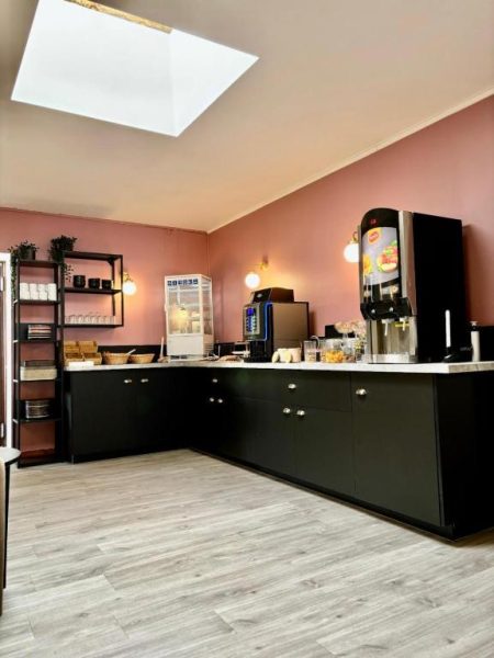 Zona de desayunos con máquina de café y buffet del Hotel du Saumon en Verneuil sur Avre