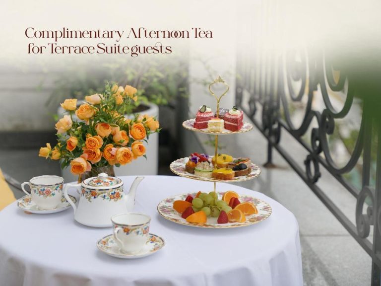 Té de la tarde gratuito con pastelería y frutas en la terraza del Anatole Hotel Hanoi