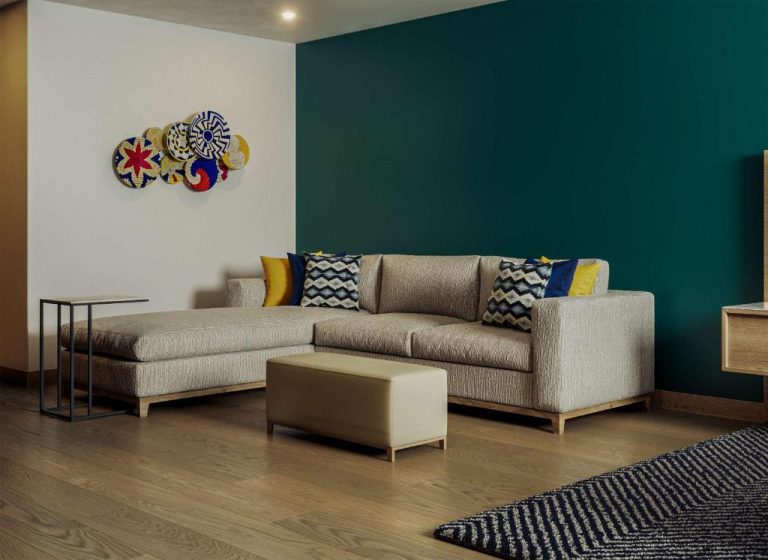 Sala de estar con sofá seccional y decoración africana en Hyatt Place Nairobi Westlands