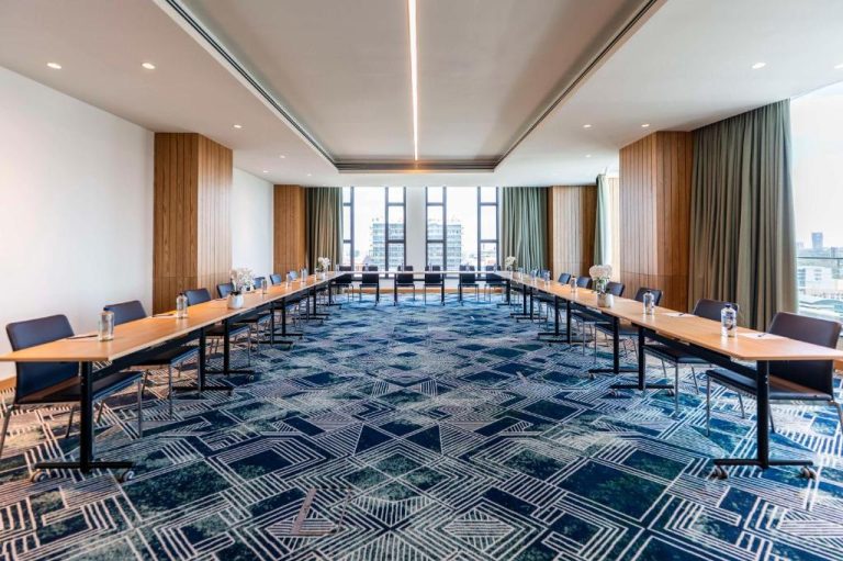 Sala de conferencias en U con mesas de madera y vistas panorámicas en Hyatt Place Nairobi Westlands