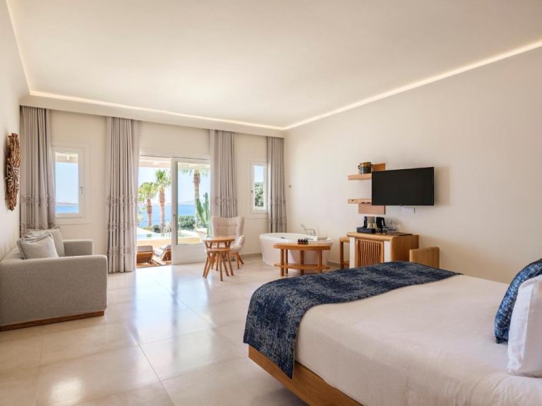 Habitación de lujo con bañera exenta y vistas al mar en Anax Resort and Spa Mykonos