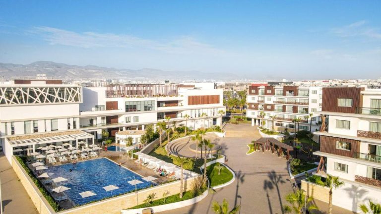 Vista aérea de la piscina exterior y jardines del Hotel Zephyr Agadir con tumbonas y sombrillas