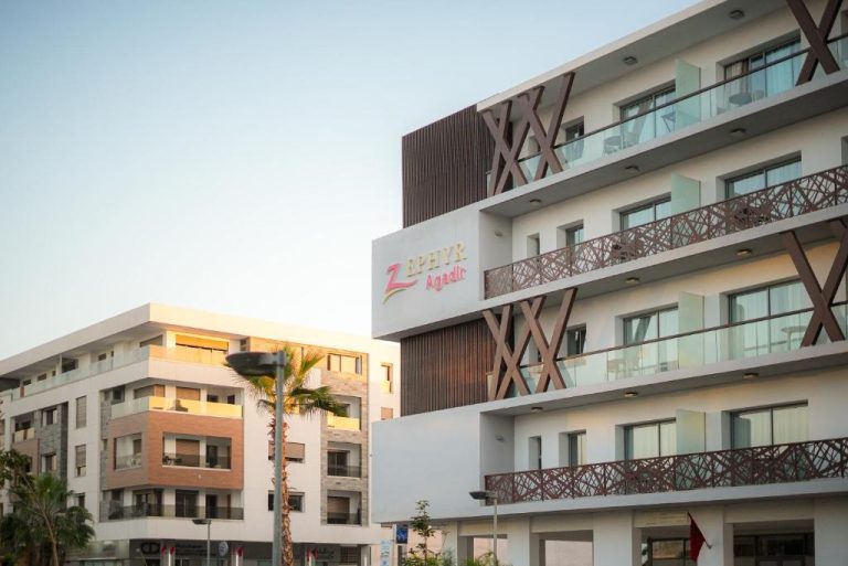 Fachada exterior con balcones y diseño moderno del Hotel Zephyr Agadir en Marruecos