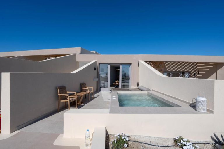 Terraza privada con jacuzzi y zona de relax exterior en Illusion Suites Santorini