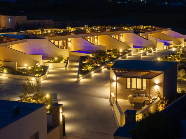 Vista nocturna de las villas con iluminación exterior del Illusion Suites con jardines y piscinas privadas