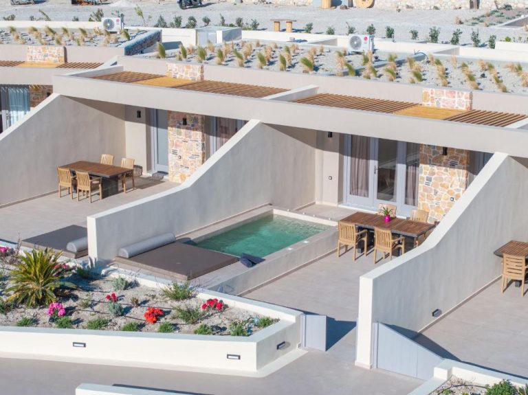 Piscina privada con terraza y tumbonas en Illusion Suites, villa de lujo con diseño mediterráneo