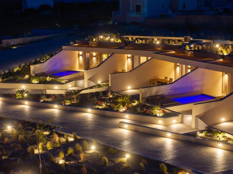 Villas con piscina privada iluminadas de noche en Illusion Suites con jardines y terrazas
