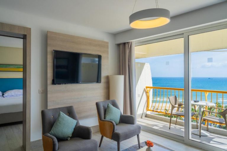 Suite con salón, terraza y vistas al mar Mediterráneo en Sousse Pearl Marriott Resort & Spa