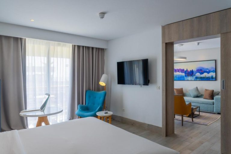 Suite con salón independiente y televisión en el Sousse Pearl Marriott Resort & Spa de Túnez