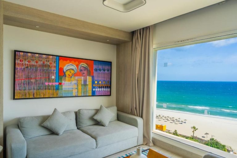 Habitación con sofá y vista panorámica al mar en Sousse Pearl Marriott Resort & Spa, Túnez