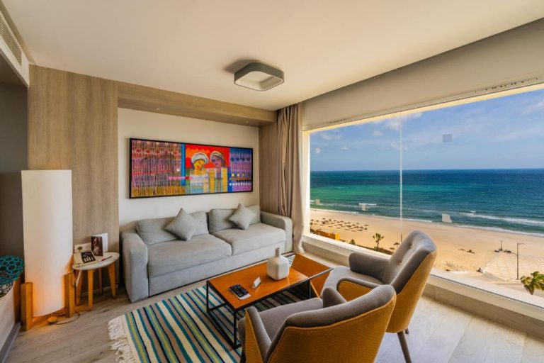 Suite con salón moderno y vistas panorámicas al mar y playa en Sousse Pearl Marriott Resort & Spa