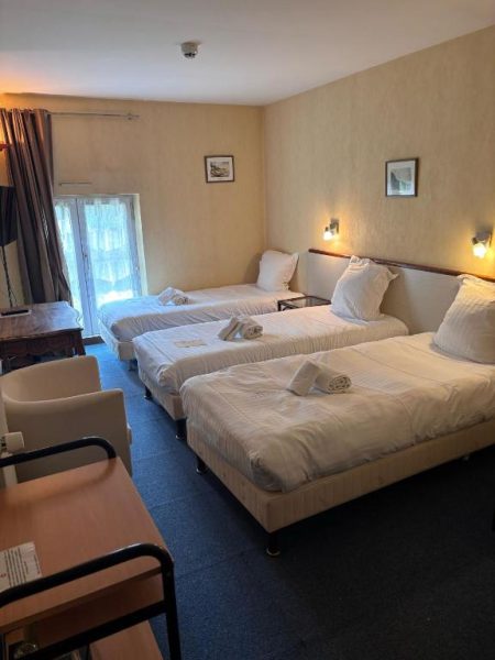 Habitación triple con tres camas individuales y decoración clásica en Hotel du Saumon, Verneuil sur Avre