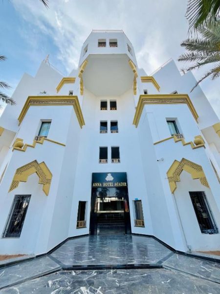 Fachada exterior blanca y dorada del Anna Hotel Agadir con arquitectura marroquí tradicional