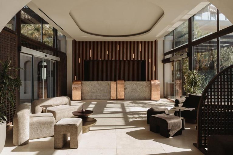 Elegante lobby con recepción en cobre y zona lounge del Seaside A Lifestyle Resort Adults Only