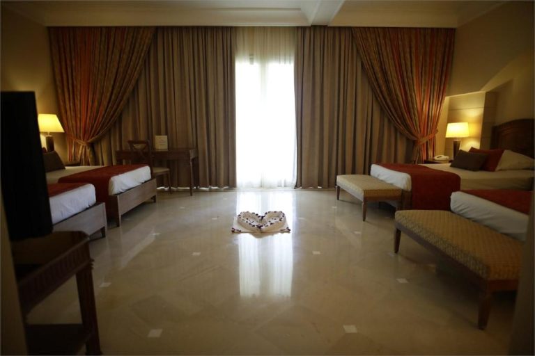 Habitación doble de lujo con dos camas y decoración elegante en Hasdrubal Prestige Thalassa & Spa Djerba