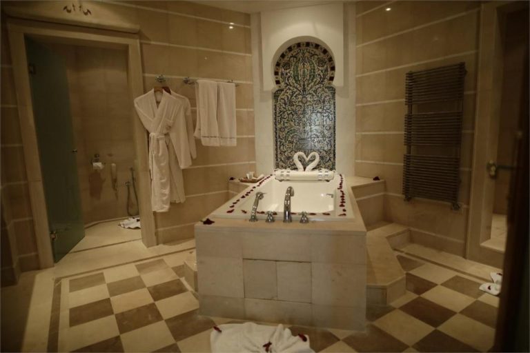 Lujoso baño con bañera de mármol y decoración árabe en Hasdrubal Prestige Thalassa & Spa Djerba
