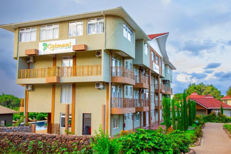Fachada exterior del Kisimani Eco Resort & Spa con balcones y jardines tropicales en Tanzania