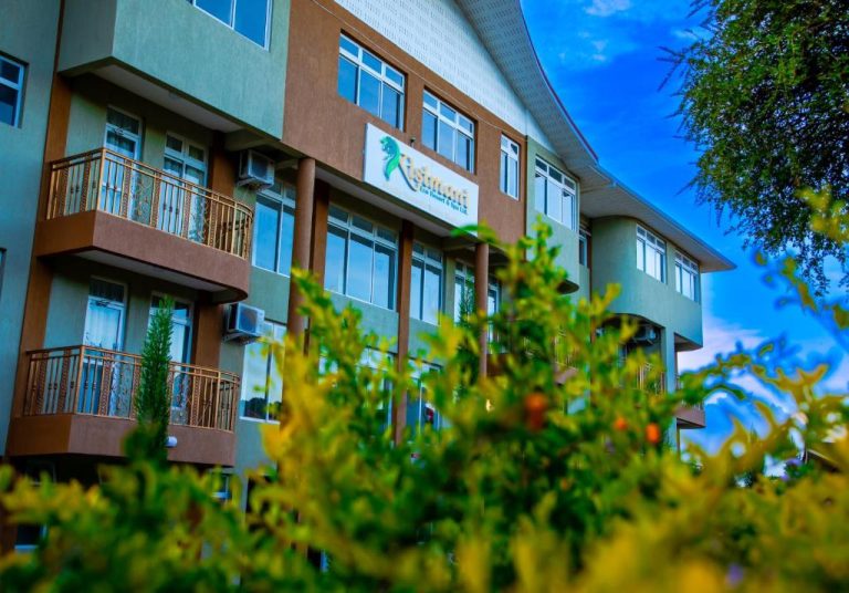 Fachada exterior del Kisimani Eco Resort & Spa con balcones y jardines tropicales bajo cielo azul