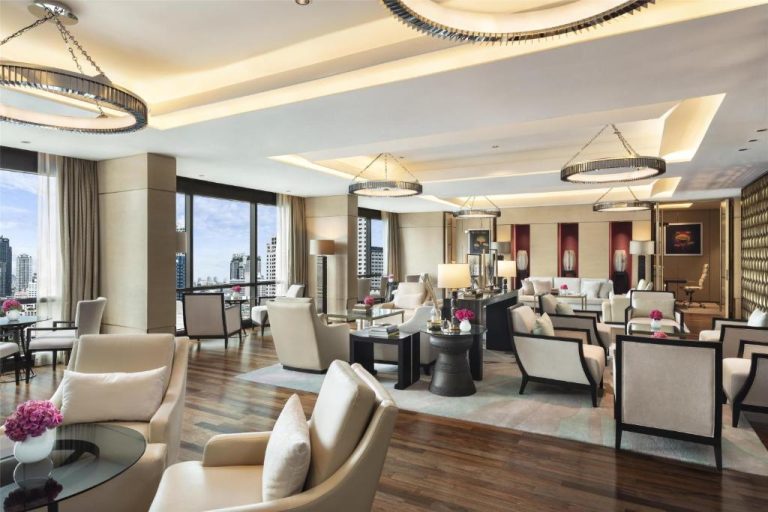 Lujoso salón de suite con vistas panorámicas a la ciudad en el Siam Kempinski Hotel Bangkok