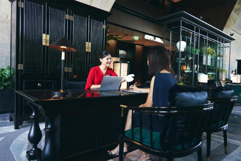 Recepción elegante con servicio personalizado de concierge en Sindhorn Kempinski Hotel Bangkok
