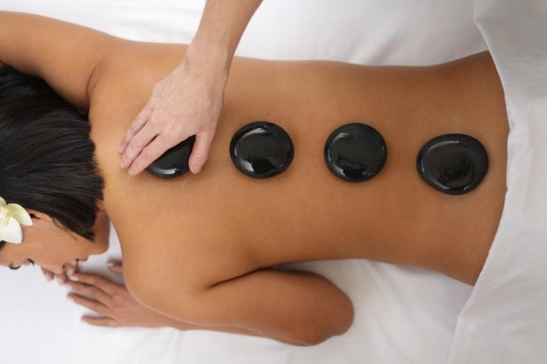 Tratamiento de masaje con piedras calientes en el spa del InterContinental Real Lima Miraflores by IHG