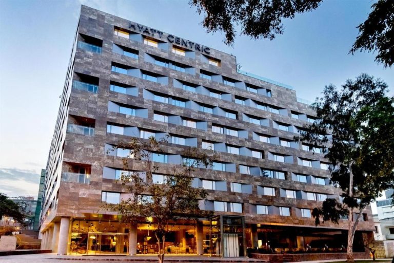 Fachada exterior del Hyatt Centric San Isidro Lima con arquitectura moderna de piedra y amplios ventanales