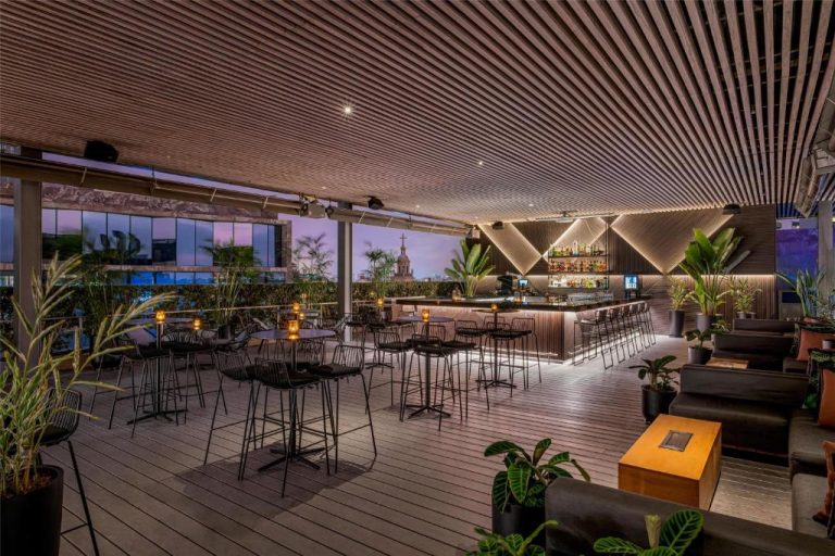 Rooftop bar con terraza al aire libre y vistas panorámicas del Hyatt Centric San Isidro Lima