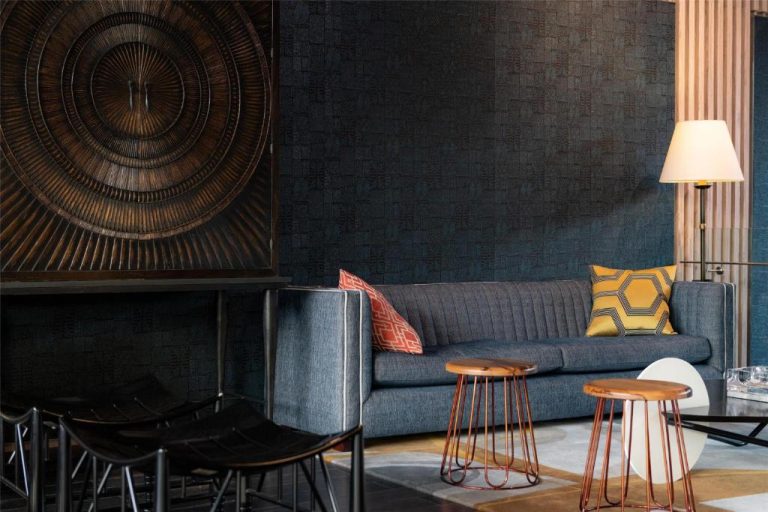 Elegante sala lounge con sofá azul y decoración artística del Hyatt Centric San Isidro Lima