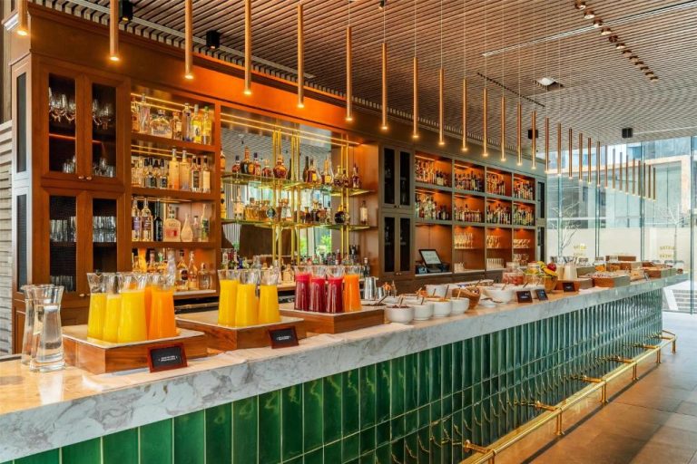 Bar de cócteles con encimera de mármol y zumos frescos en Hyatt Centric San Isidro Lima