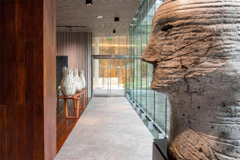Lobby del Hyatt Centric San Isidro Lima con gran escultura de piedra y decoración de arte contemporáneo