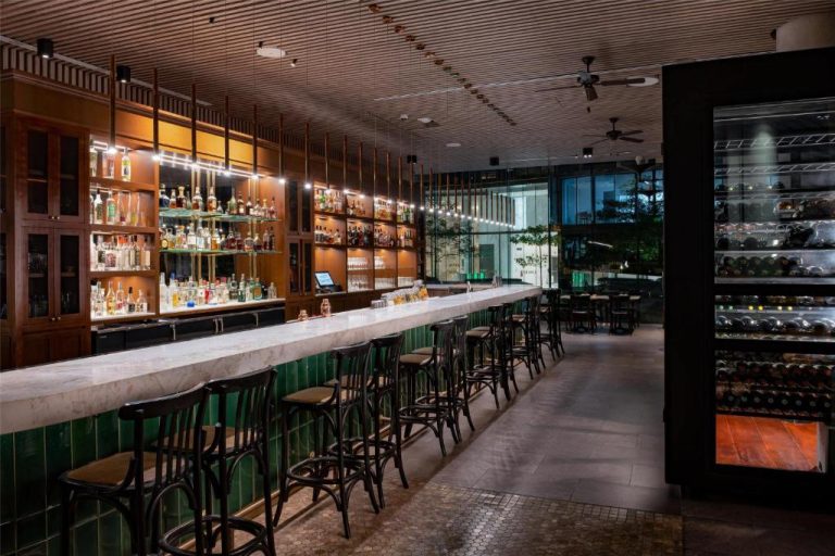 Bar de coctelería con barra de mármol y amplia selección de licores en Hyatt Centric San Isidro Lima