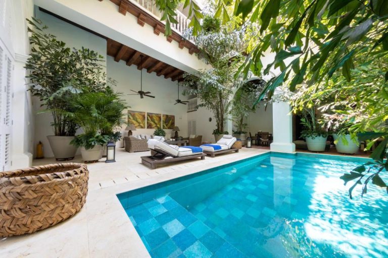 Piscina privada con tumbonas en el patio interior del Hotel Casa Don Sancho By Mustique en Cartagena