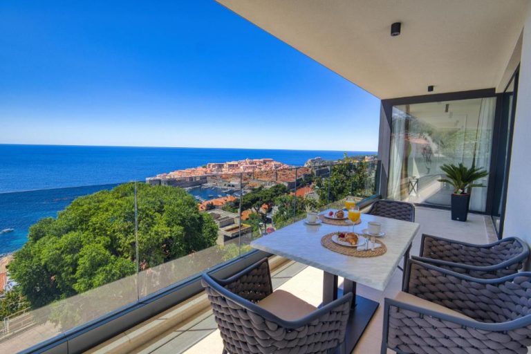 Terraza con desayuno y vistas panorámicas al mar Adriático y casco antiguo de Dubrovnik en La Dolce Villa
