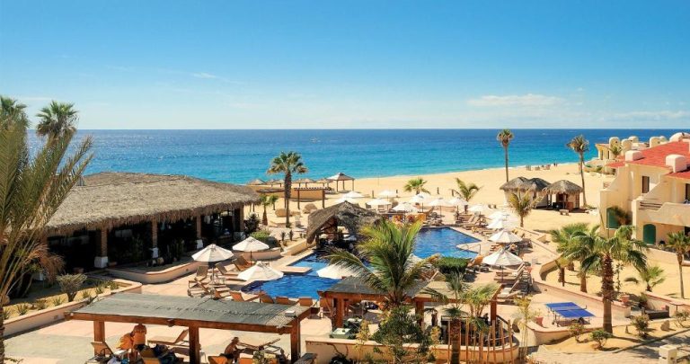 Piscina exterior con bar y acceso directo a la playa del Solmar Resort All Inclusive en Los Cabos