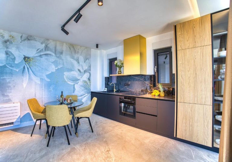Cocina moderna con comedor y mural floral en La Dolce Villa, diseño de interiores lujoso