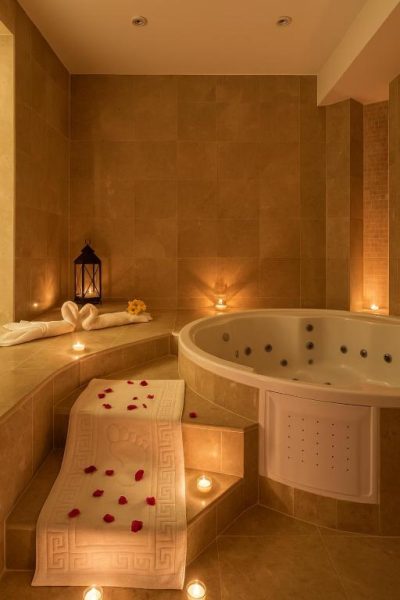 Jacuzzi circular con pétalos de rosa y velas en el spa del Sousse Pearl Marriott Resort & Spa