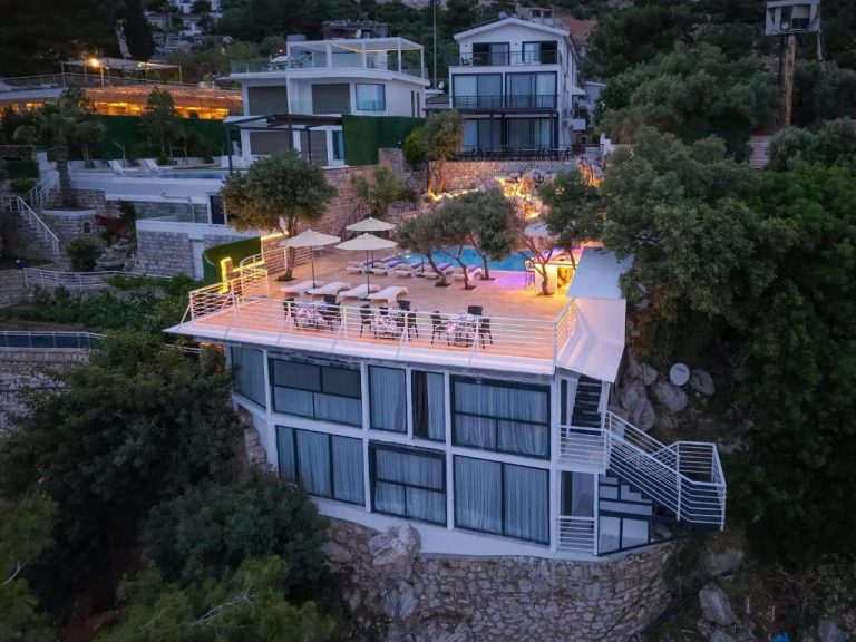 Vista aérea de la terraza con piscina y tumbonas del hotel Oliva Mare al atardecer