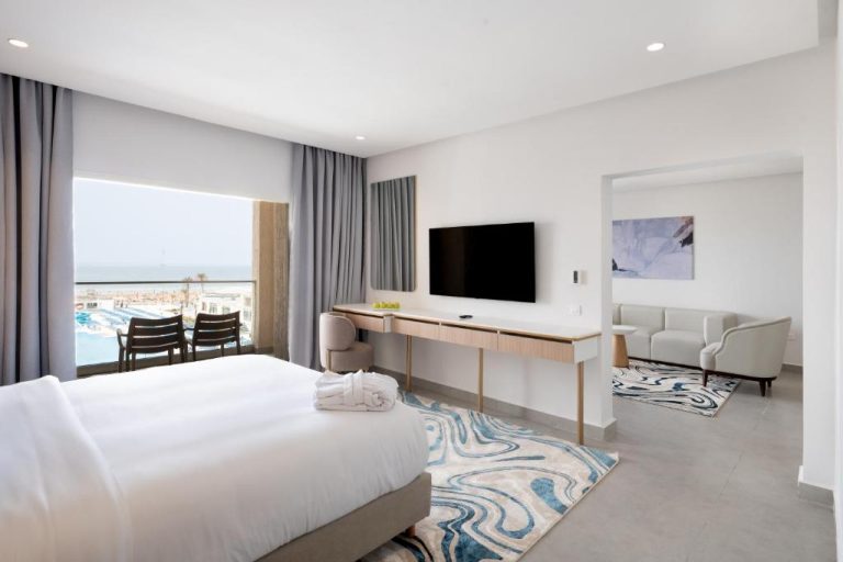 Habitación superior con cama doble, televisión y vistas al mar en Pickalbatros Palais Des Roses Agadir