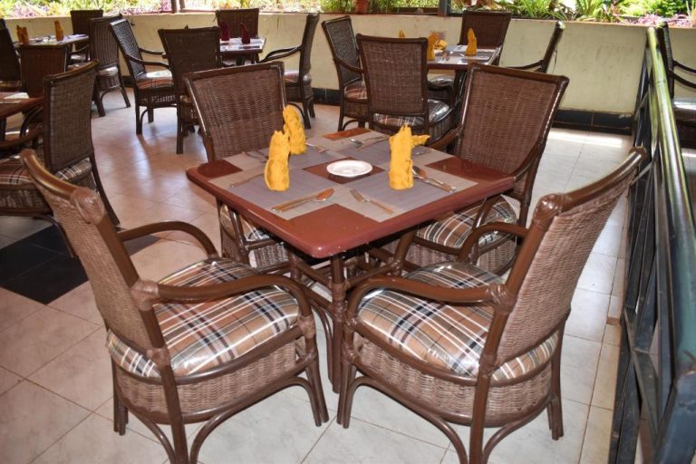 Restaurante terraza del Elboran Resort and Spa con mesas de ratán y servilletas decorativas