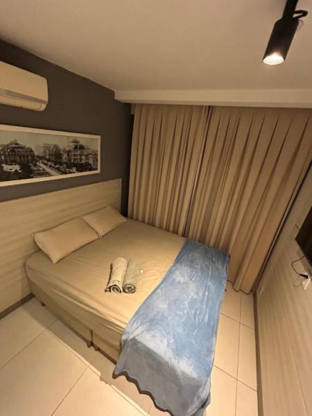 Habitación doble acogedora con cama matrimonial y aire acondicionado en Suite Incrível Sonhos e Praia